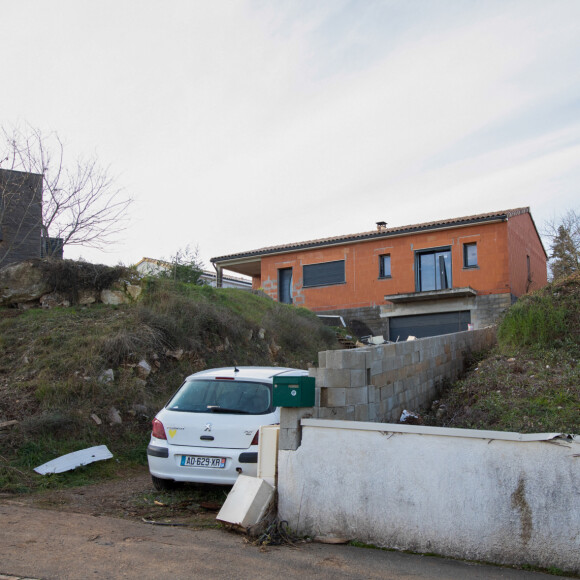 La maison en construction de Delphine Jubillar (Aussaguel) , disparue sans laisser de traces depuis le 16 décembre 2020 à Cagnac les Mines dans le Tarn. Un gendarme et une équipe du service des eaux ont mené des investigations pour chercher des traces dans le réseau raccordé à la maison. Le 7 janvier 2021  © Frédéric Maligne / Bestimage