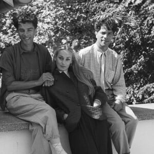 En France, à Paris, Igor et Grichka BOGDANOFF avec Geneviève GRAD. Abandonnant sa carrière de comédienne, elle est devenue leur secrétaire de production sur l'émission TEMPS X le 7 septembre 1983.