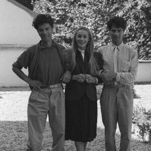 En France, à Paris, Igor et Grichka BOGDANOFF avec Geneviève GRAD. Abandonnant sa carrière de comédienne, elle est devenue leur secrétaire de production sur l'émission TEMPS X le 7 septembre 1983.