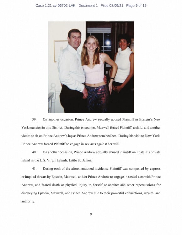 Le dépôt de plainte de Virginia Roberts-Giuffre au tribunal de New York contre le prince Andrew, duc dYork pour des relations sexuelles forcées alors qu'elle était mineure. Ghislaine Maxwell, complice de Jeffrey Epstein, apparaît.