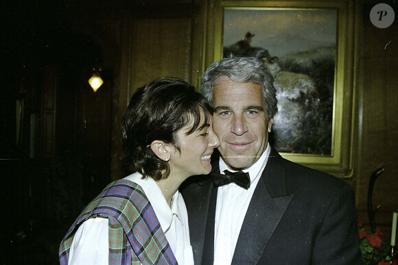 Procès de Ghislaine Maxwell pour trafic sexuel à New York. L'accusation a présenté des photos attestant d'une relation entre le délinquant sexuel Jeffrey Epstein et celle qui est accusée d'avoir fait office de "rabatteuse". Les photos ont été récupérées lors d'un raid du FBI au manoir d'Epstein dans l'Upper East Side. © US Attorney Office via Zuma Press/Bestimage