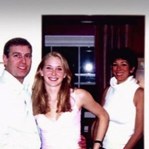 Photo du prince Andrew avec Ghislaine Maxwell et Virginia Giuffre. Extrait du documentaire de Netflix "Jeffrey Epstein : Filthy Rich", disponible sur la plateforme à partir du 27 mai 2020. Ce documentaire retrace le parcours du puissant milliardaire devenu délinquant sexuel, condamné en 2019.