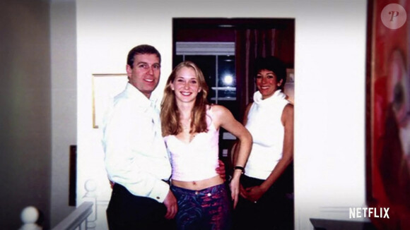 Photo du prince Andrew avec Ghislaine Maxwell et Virginia Giuffre. Extrait du documentaire de Netflix "Jeffrey Epstein : Filthy Rich", disponible sur la plateforme à partir du 27 mai 2020. Ce documentaire retrace le parcours du puissant milliardaire devenu délinquant sexuel, condamné en 2019.