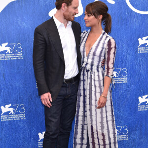 Michael Fassbender et sa compagne Alicia Vikander lors du photocall du film "The Light between ocean" lors du 73ème festival du film de Venise (Mostra), le 1er septembre 2016.