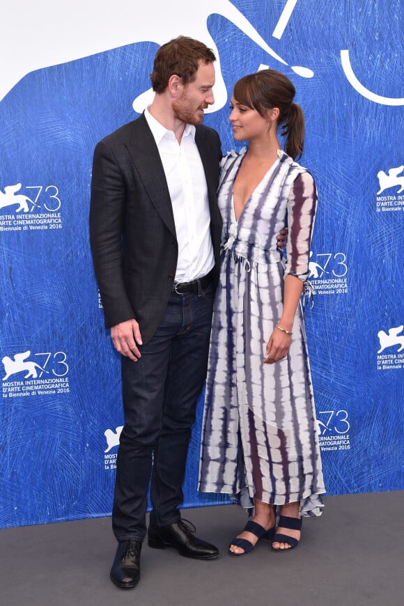 Michael Fassbender et sa compagne Alicia Vikander lors du photocall du film "The Light between ocean" lors du 73ème festival du film de Venise (Mostra), le 1er septembre 2016.