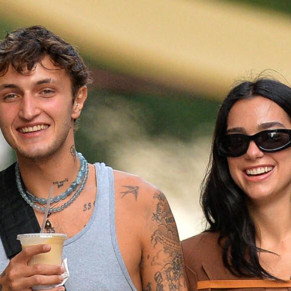 Anwar Hadid est allé déjeuner au restaurant avec sa compagne Dua Lipa à New York, le 21 septembre 2021.