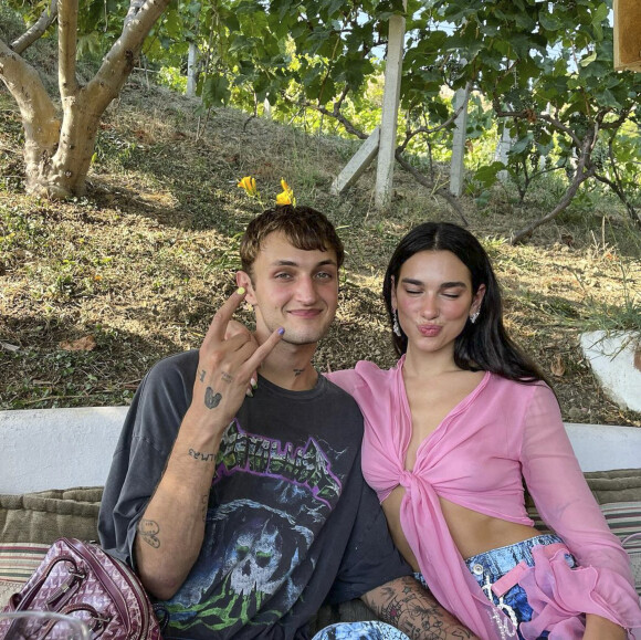 Dua Lipa et son compagnon Anwar Hadid dévoilent leurs clichés d'été sur Instagram. Le 2 août 2021. 