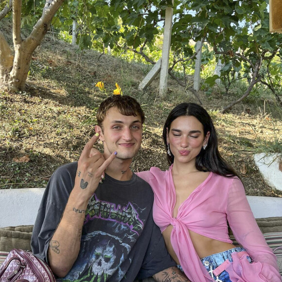 Dua Lipa et son compagnon Anwar Hadid dévoilent leurs clichés d'été sur Instagram. Le 2 août 2021. 