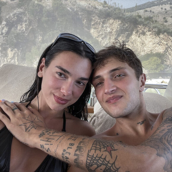 Dua Lipa et son compagnon Anwar Hadid dévoilent leurs clichés d'été sur Instagram. Le 2 août 2021.