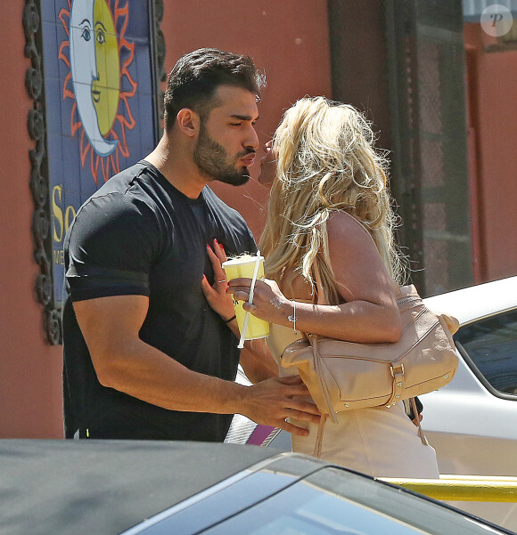 Britney Spears et son compagnon Sam Asghari sortent de leur dîner romantique au restaurant mexicain Sol Y Luna dans le quartier Tarzana à Los Angeles. Le 7 mai 2018. 