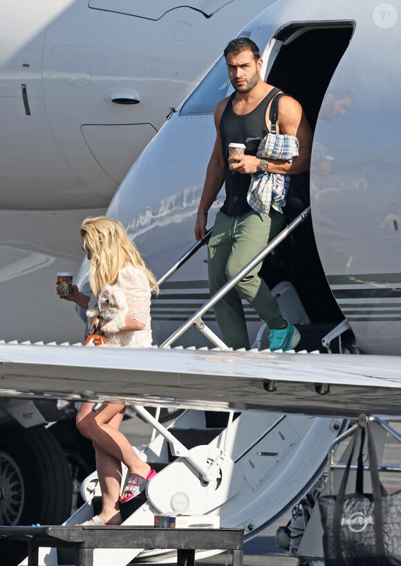 Exclusif - Britney Spears et son fiancé Sam Asghari arrivent en jet privé à Van Nuys, Los Angeles, le 7 décembre 2021.