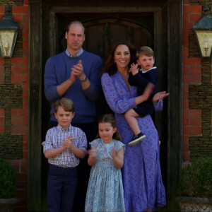 Le prince William, duc de Cambridge, Catherine Kate Middleton, duchesse de Cambridge, et leurs enfants , le prince George, la princesse Charlotte et le prince Louis applaudissent les travailleurs indispensables pendant l'épidémie de coronavirus (COVID-19) le 23 avril 2020, devant leur maison de campagne d'Anmer Hall, dans le Norfolk.