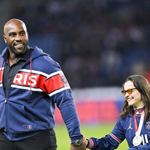 Teddy Riner et Sandrine Martinet - Teddy Riner donne le coup d'envoi du match entre le PSG et Angers en Ligue 1 Uber Eats à Paris, pour faire honneur aux médaillés olympiques et paralympiques des derniers jeux olympiques de Tokyo. Le 15 octobre 2021. © JB Autissier / Panoramic / Bestimage