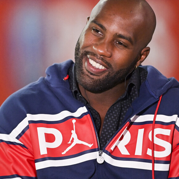 Teddy Riner - T.Riner donne le coup d'envoi du match et le PSG célèbre les médailles olympiques et paralympiques françaises remportées aux derniers Jeux Olympiques de Tokyo. Paris. Le 15 octobre 2021. © JB Autissier / Panoramic / Bestimage