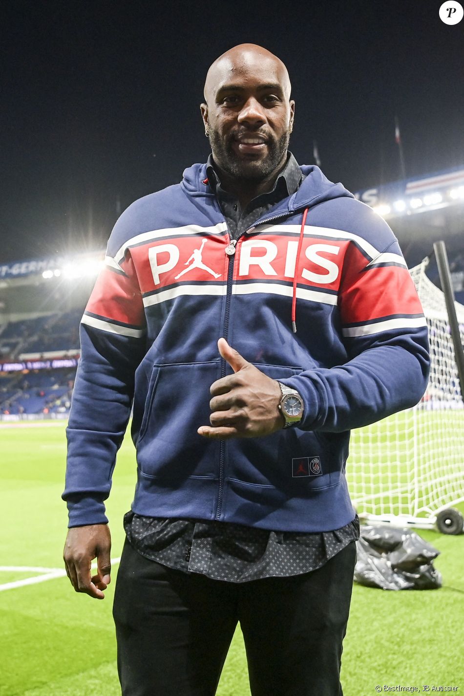 Teddy Riner - T.Riner donne le coup d'envoi du match et le PSG célèbre ...