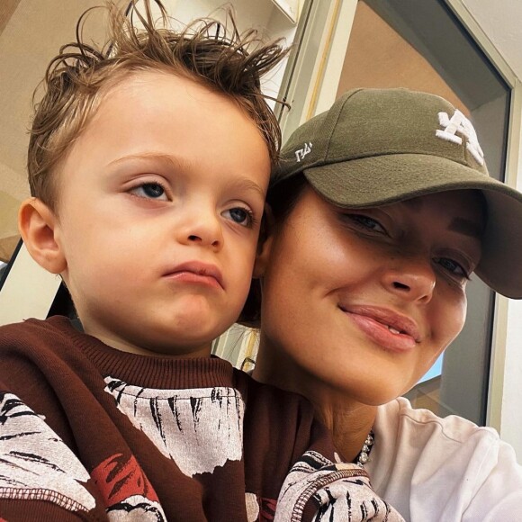 Caroline Receveur, ex-candidate de "Secret Story devenue business woman, comblée par son maro Hugo Philip et leur fils Marlon.