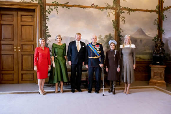La princesse Martha Louise de Norvège, la reine Maxima et le roi Willem-Alexander des Pays Bas, le roi Harald V et la reine Sonja de Norvège, la princesse Mette-Marit de Norvège - Le roi et la reine des Pays-Bas reçus au Palais royal à Oslo dans le cadre de leur visite de trois jours en Norvège. Le 9 novembre 2021