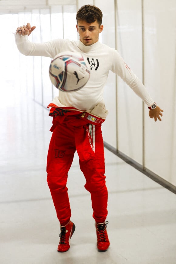 Charles Leclerc fait des jongles dans les paddocks lors du Grand Prix du Brésil à Sao Paolo, le 12 novembre 2021. © Motorsport Images/Panoramic/Bestimage