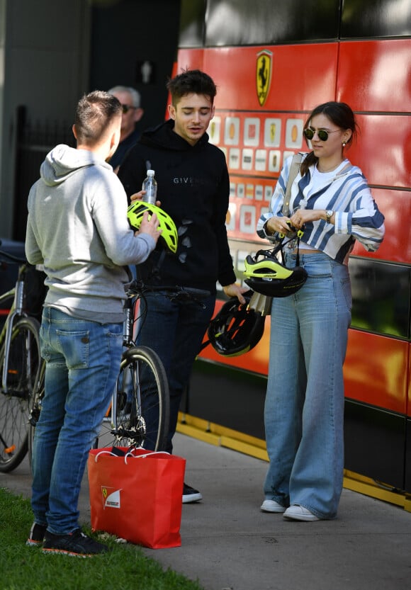 Charles Leclerc (Ferrari) et sa compagne Charlotte Sine font du vélo sur le circuit urbain d'Adélaïde en préparation du Grand Prix d'Australie. Adélaïde, le 10 mars 2020. © Motorsport Images / Panoramic / Bestimage