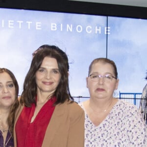 Léa Carne, Emily Madeleine, Hélène Lambert, Juliette Binoche, Evelyne Porée, Patricia Prieur et Emmanuel Carrere assistent à l'avant-première du film Ouistreham au cinéma UGC Ciné Cité Les Halles. Paris, le 6 janvier 2022.