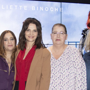 Léa Carne, Emily Madeleine, Hélène Lambert, Juliette Binoche, Evelyne Porée, Patricia Prieur et Emmanuel Carrere assistent à l'avant-première du film Ouistreham au cinéma UGC Ciné Cité Les Halles. Paris, le 6 janvier 2022.