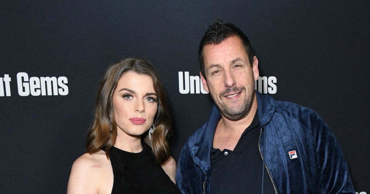 Julia Fox Et Adam Sandler à Lavant Première Du Film Uncut Gems à Hollywood Le 11 Décembre 2019