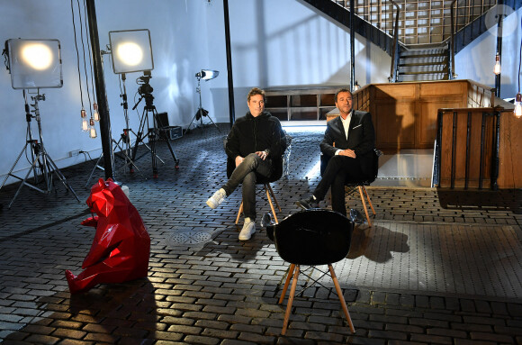 Richard Orlinski et Bernard Montiel Richard Orlinski lors de l'enregistrement de l'émission "Animaux Stars" sur la chaine Animaux. © Veeren/Bestimage