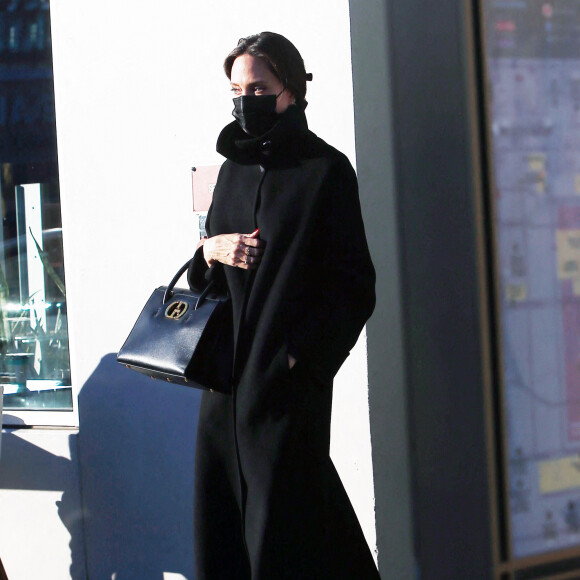 Exclusif - Angelina Jolie et son fils Pax vont déjeuner chez "Sugarfish" et faire du shopping chez "Fred Segal" ensemble, le jour de l'anniversaire de B.Pitt, à Los Angeles, le 18 décembre 2021. 