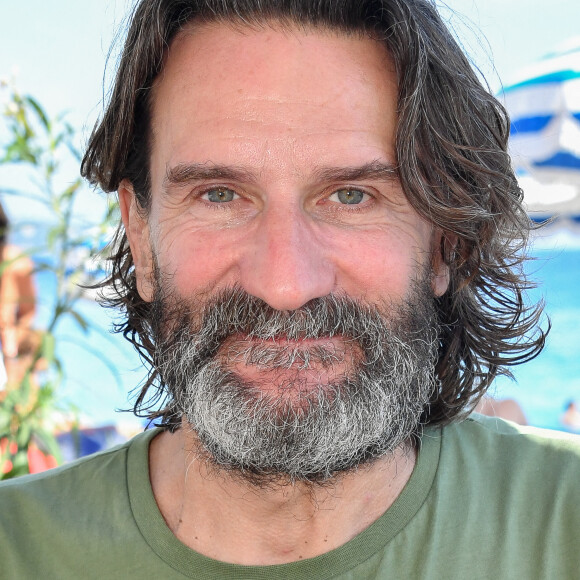 Frédéric Beigbeder lors d'une séance de dédicace de son livre "Bibliothèque de survie" sur la plage de l'hôtel Amour à Nice. Le 2 juillet 2021. © Lionel Urman/Bestimage