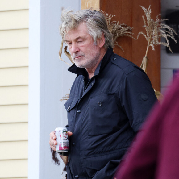 Exclusif - Alec Baldwin et sa femme Hilaria se promènent avec une boisson à Manchester dans le Vermont le 1er novembre 2021.