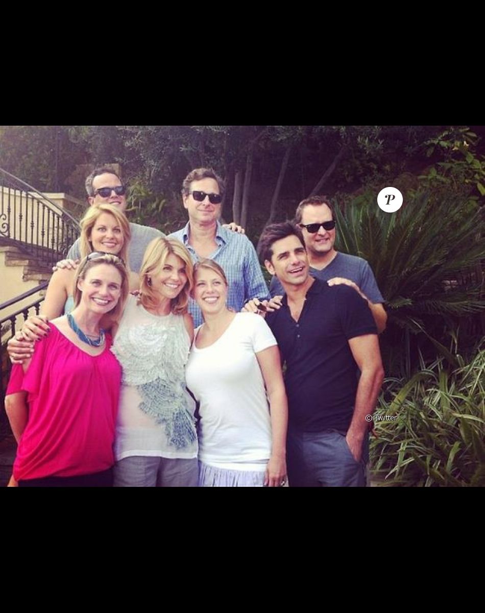 Le casting de La Fête à la maison réunit lors du premier jour de tournage, le jeudi 16 juillet 2015.