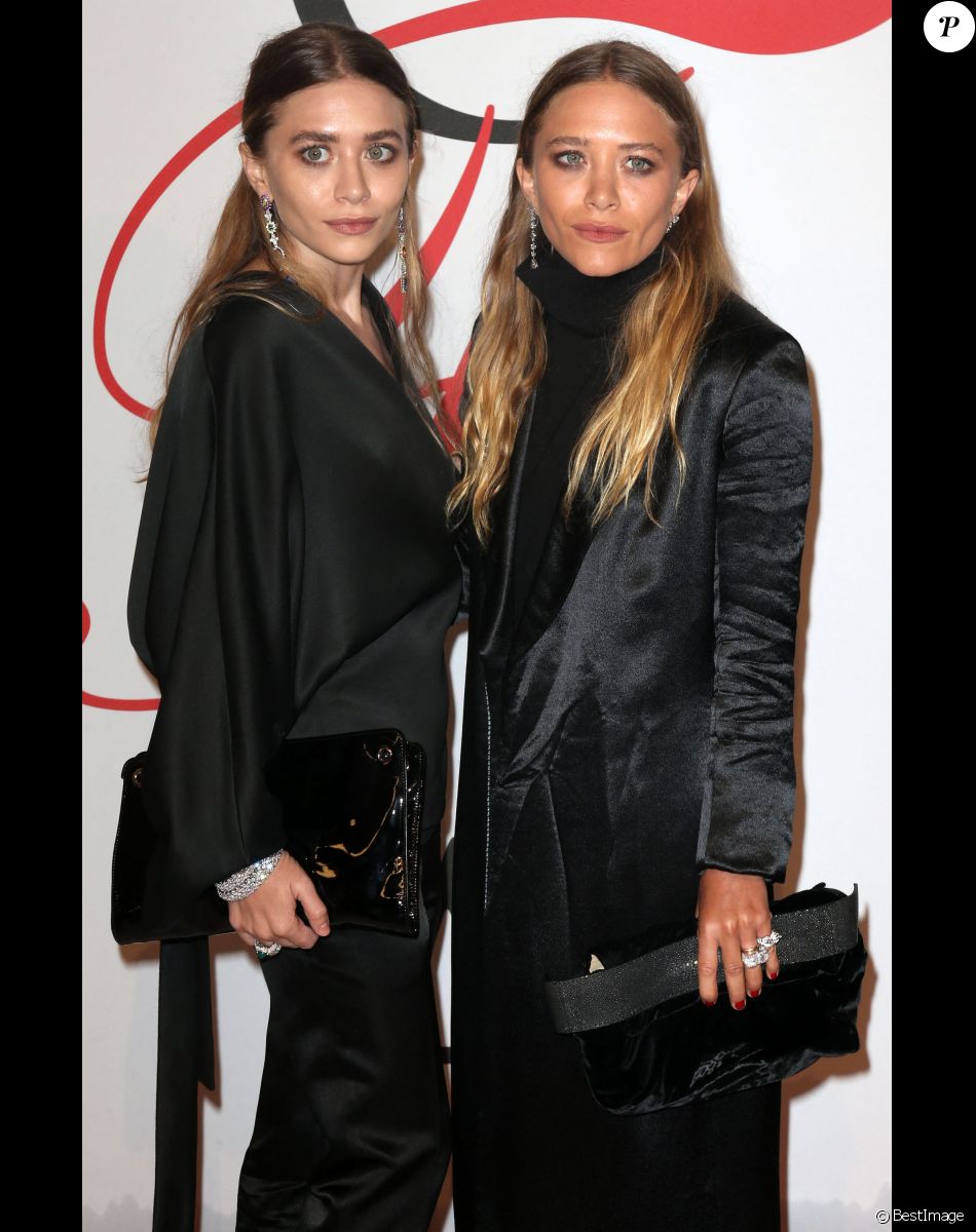 Les soeurs jumelles Mary-Kate (à droite) et Ashley Olsen - People à la soirée des CFDA Fashion Awards 2015 à New York, le 1er juin 2015.