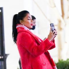 Exclusif - Nicole Scherzinger est la "reine du selfie" avec des amis au Grove à Los Angeles, Californie, Etats-Unis, le 5 décembre 2021. 