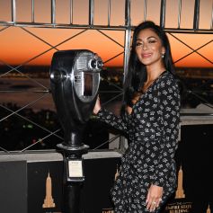 Nicole Scherzinger pose pour des photos au sommet de l'Empire State Building à New York le 12 novembre 2021 