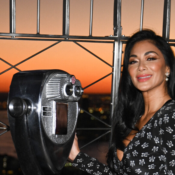 Nicole Scherzinger pose pour des photos au sommet de l'Empire State Building à New York le 12 novembre 2021 