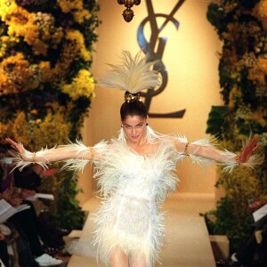 Laetitia Casta lors du défilé Yves Saint Laurent collection Haute Couture printemps-été 2000 à Paris. Le 18 janvier 2000.
