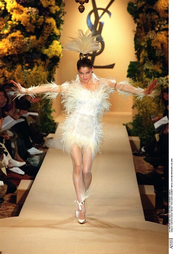 Laetitia Casta lors du défilé Yves Saint Laurent collection Haute Couture printemps-été 2000 à Paris. Le 18 janvier 2000.