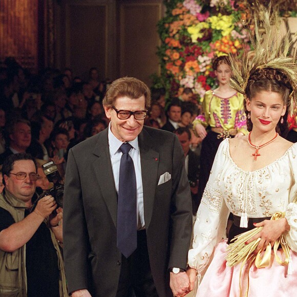 Yves Saint Laurent et Laetitia Casta lors du défilé Yves Saint Laurent collection Haute Couture automne-hiver 1999 à Paris. Le 21 juillet 1999.