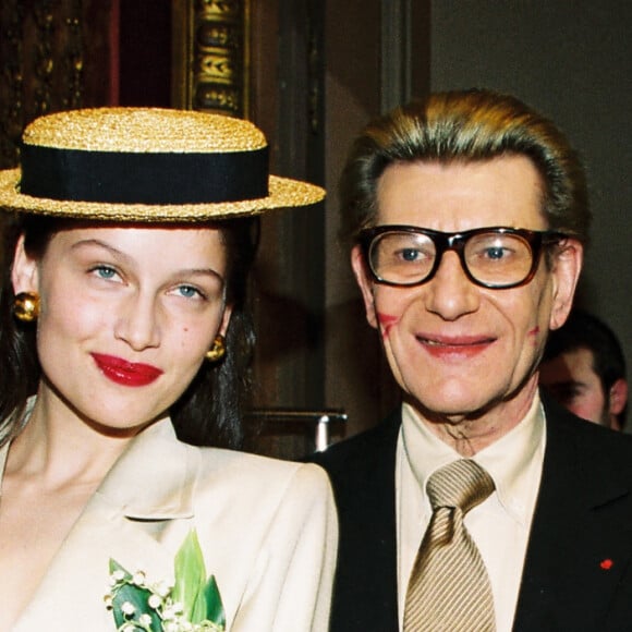 Laetitia Casta et Yves Saint Laurent lors du défilé Yves Saint Laurent collection Haute Couture printemps-été 2001 à Paris. Le 24 janvier 2001.