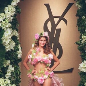 Laetitia Casta lors du défilé Yves Saint Laurent collection Haute Couture printemps-été 1999 à Paris. Le 20 janvier 1999.