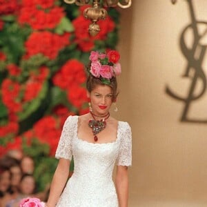 Laetitia Casta lors du défilé Yves Saint Laurent collection Haute Couture printemps-été 1998 à Paris. Le 21 janvier 1998.