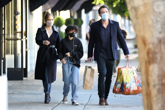 Jennifer Lopez, compagnon Ben Affleck et sa fille Emma font du shopping chez American Rag à Los Angeles, Californie, Etats-Unis, le 31 décembre 2021. 