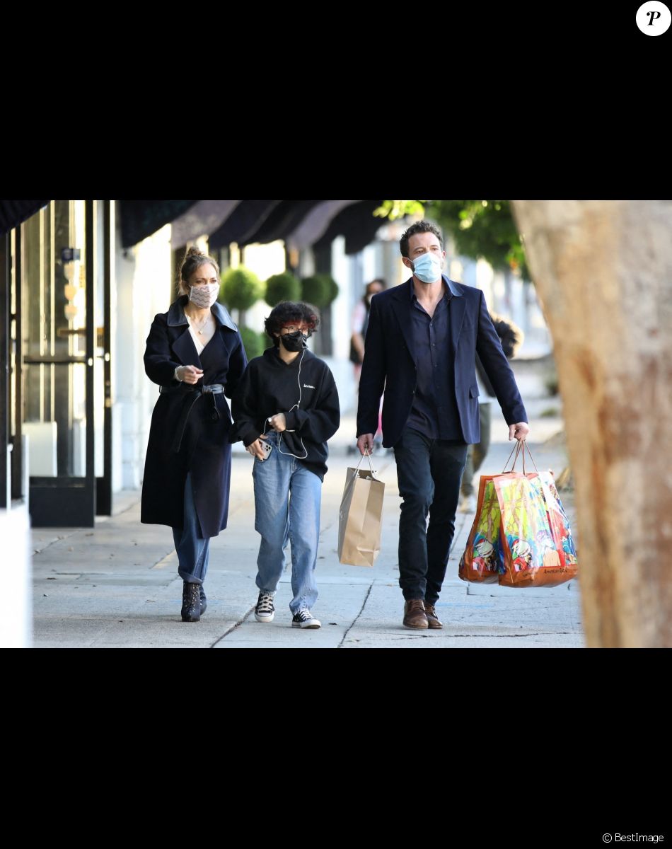 Jennifer Lopez, compagnon Ben Affleck et sa fille Emma font du shopping chez American Rag à Los Angeles, Californie, Etats-Unis, le 31 décembre 2021.