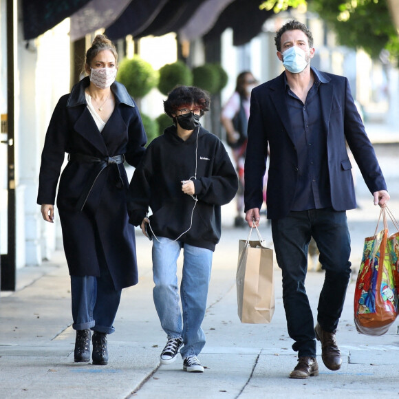 Jennifer Lopez, compagnon Ben Affleck et sa fille Emma font du shopping chez American Rag à Los Angeles, Californie, Etats-Unis, le 31 décembre 2021. 