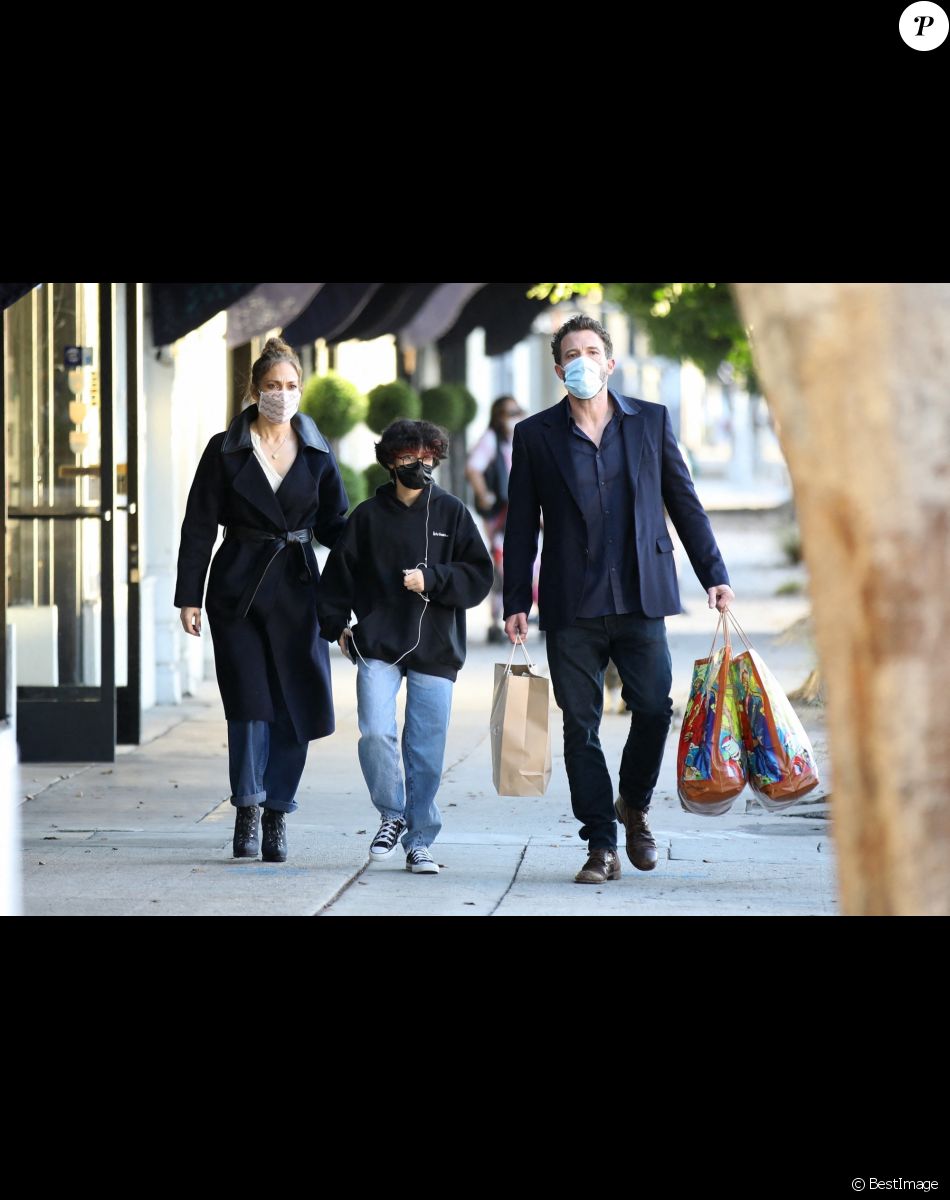 Jennifer Lopez, compagnon Ben Affleck et sa fille Emma font du shopping chez American Rag à Los Angeles, Californie, Etats-Unis, le 31 décembre 2021.