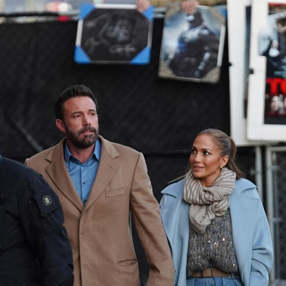 Ben Affleck et sa compagne Jennifer Lopez arrivent au Capitan Entertainment Center main dans la main à Hollywood le 15 décembre 2021. 