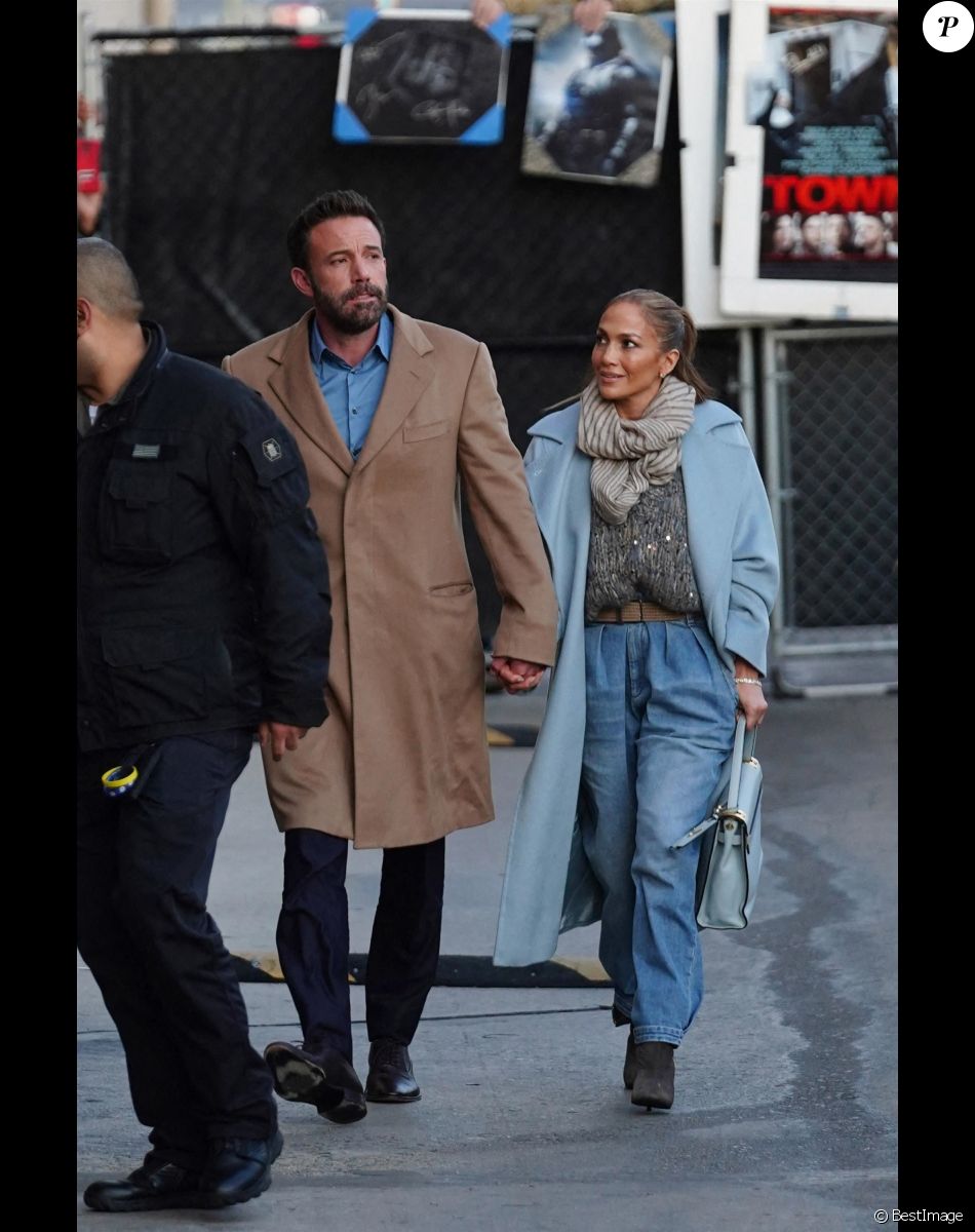 Ben Affleck et sa compagne Jennifer Lopez arrivent au Capitan Entertainment Center main dans la main à Hollywood le 15 décembre 2021.