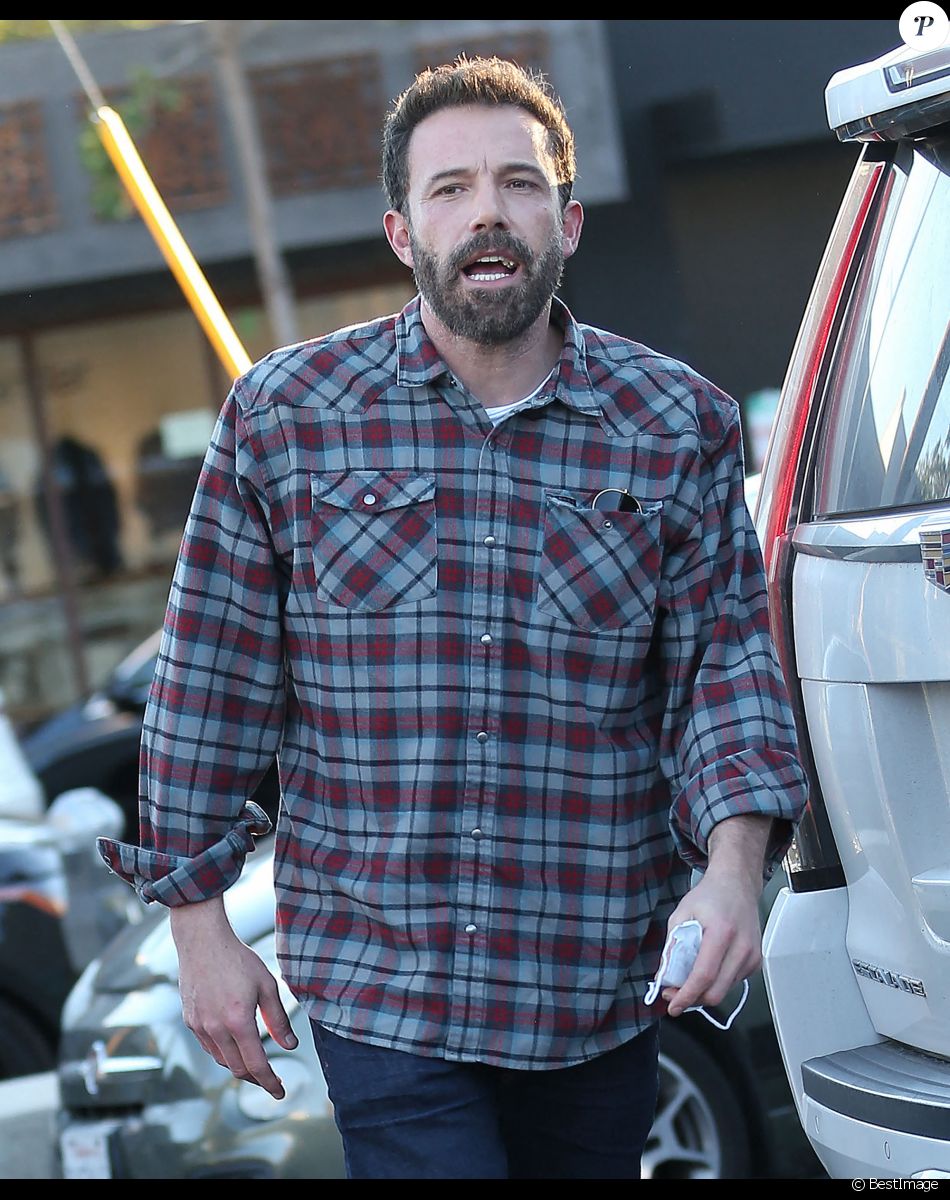 Ben Affleck va déjeuner avec ses enfants à Santa Monica, le 18 décembre 2021.