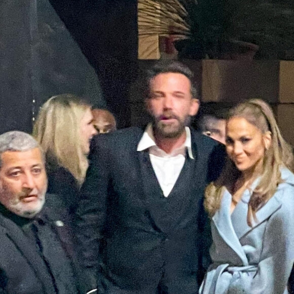 Ben Affleck et sa compagne Jennifer Lopez à la première du film "The Tender Bar" à Los Angeles, le 12 décembre 2021. 