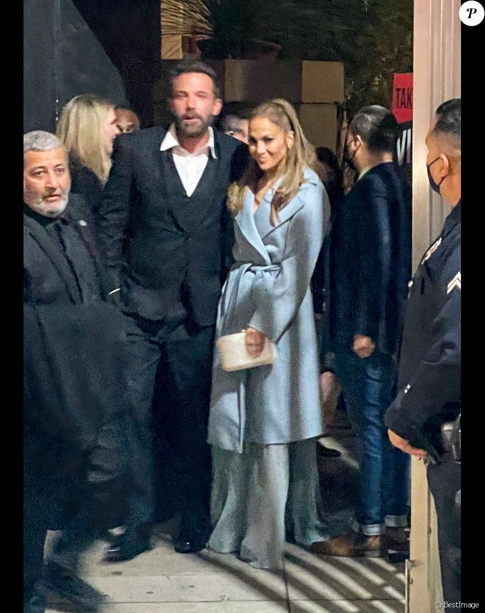 Ben Affleck et sa compagne Jennifer Lopez à la première du film "The Tender Bar" à Los Angeles, le 12 décembre 2021.